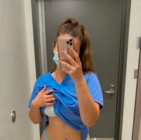 Seperti potretnya ini. Lexie mengenakan baju perawat. Namun dia memberikan kesan sensual, dengan mengangkat seragamnya tersebut sehingga memperlihatkan branya. do you like bathroom selfies? ” begitu keterangan fotonya. Foto: dok. Instagram/@lapetitexx