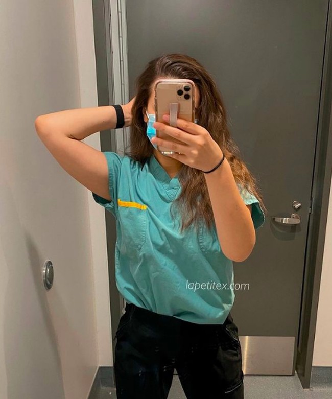 Lexie, begitu namanya di media sosial. Lexie jadi viral karena mengunggah sejumlah foto seksi mengenakan seragam perawat. Foto: dok. Instagram/@lapetitexx