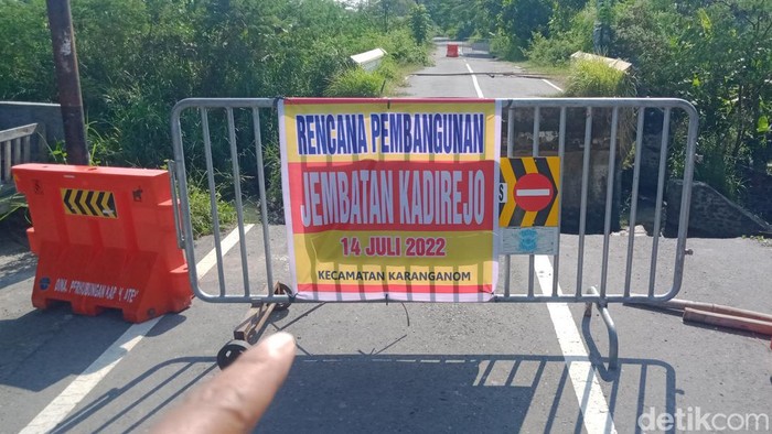 Spanduk rencana pembangunan jembatan Kadirejo dipasang pemerintah Kecamatan Karanganmo, Selasa (5/7/2022).