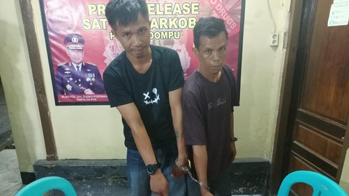SR (39) dan SOA (29) ditangkap oleh anggota Sat Resnarkoba Polres Dompu, terkait kasus peredaran narkoba, pada Senin (4/7/2022) malam