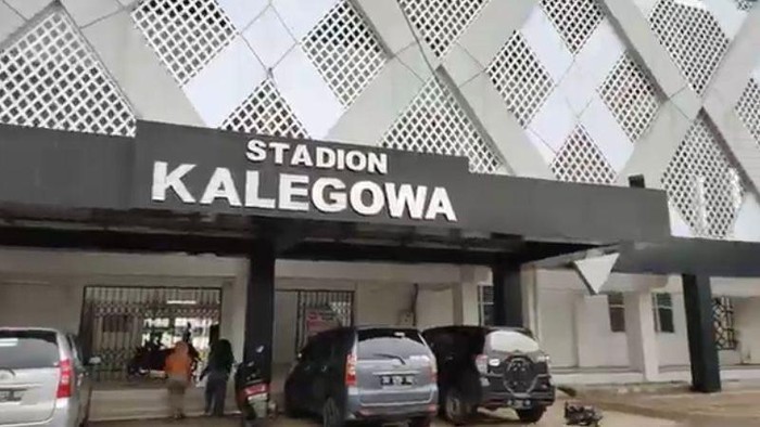 PSM Makassar Benahi Lapangan Latihan di Stadion Kalegowa