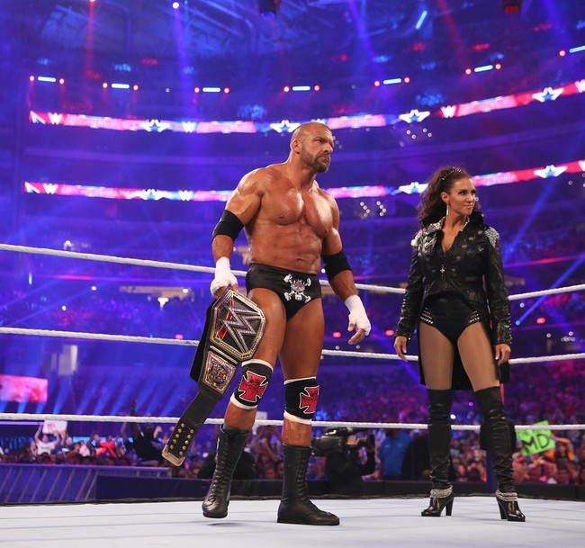 Stephanie McMahon sering dipasangkan dengan suaminya, Triple H di panggung. Foto: Instagram @stephanimcmahon