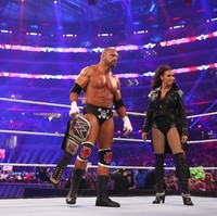 Stephanie McMahon sering dipasangkan dengan suaminya, Triple H di panggung. Foto: Instagram @stephanimcmahon