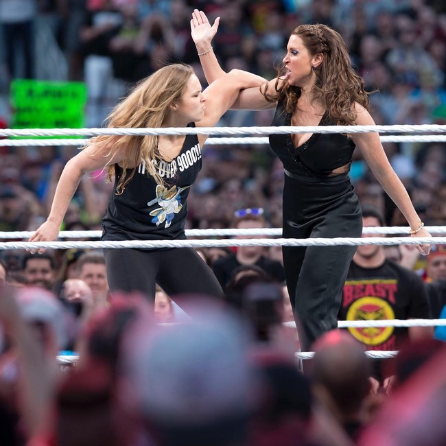 Begini aksinya ketika bertarung melawan Ronda Rousey.Foto: Instagram @stephanimcmahon