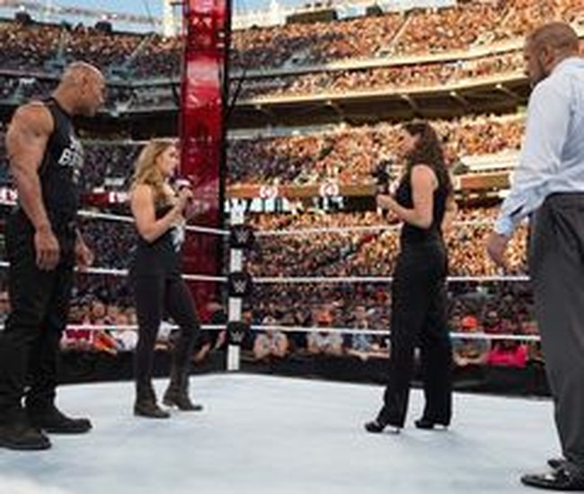 Di awal 2000an, hubungan Stephanie McMahon dan Triple H menjadi sorotan para penggemar WWE. Sebelumnya hubungan mereka pernah ditentang oleh sang ayah yang membuat keduanya sempat putus. Tapi setelah itu, pasangan ini malah mendapat lampu hijau dari Vince dan akhirnya menikah pada 2003.Foto: Instagram @stephanimcmahon