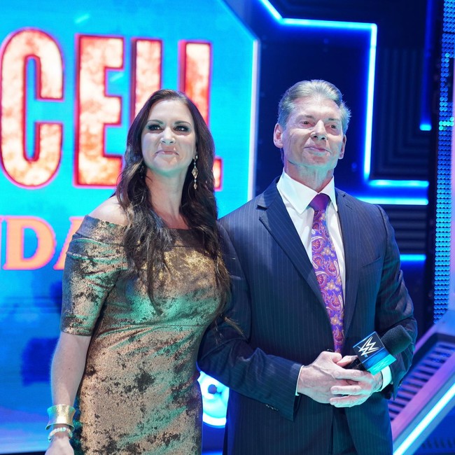 Vince McMahon sendiri mundur dari posisinya setelah para dewannya diinvestigasi karena kasus suap. Vince disebut memberi uang tutup mulut pada mantan karyawannya agar tidak membocorkan perselingkuhan mereka.Foto: Instagram @stephanimcmahon