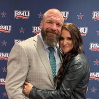 Wanita 45 tahun memang dekat dengan dunia gulat. Selain lahir dari ayah yang merupakan pegulat profesional, komentator dan promotor, ia juga menikah dengan Triple H atau Paul Levesque.Foto: Instagram @stephanimcmahon