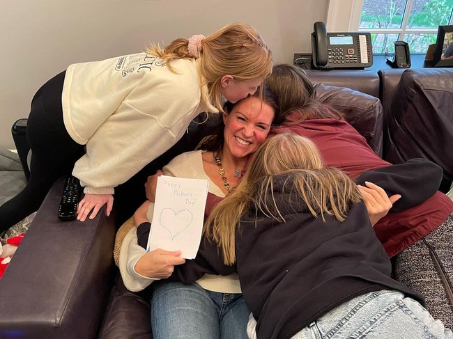 Beberapa waktu lalu Stephanie McMahon terpilih menjadi CEO WWE tapi sejauh ini statusnya masih sementara. Padahal pada bulan Mei, ia sempat mengumumkan akan mundur dari jabatannya sebagai CBO karena ingin fokus pada keluarga. Ketika itu, suaminya juga baru saja menjalani operasi jantung.Foto: Instagram @stephanimcmahon