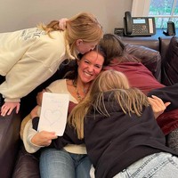 Beberapa waktu lalu Stephanie McMahon terpilih menjadi CEO WWE tapi sejauh ini statusnya masih sementara. Padahal pada bulan Mei, ia sempat mengumumkan akan mundur dari jabatannya sebagai CBO karena ingin fokus pada keluarga. Ketika itu, suaminya juga baru saja menjalani operasi jantung.Foto: Instagram @stephanimcmahon