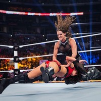 Sebelum jadi CEO, ia sempat aktif di ring sebagai wrestler sejak akhir 90an. Pertandingan terakhir Stephanie McMahon adalah pada 2018 di WrestleMania dengan suaminya melawan Ronda Rousey dan Kurt Angle. Setelahnya, ibu tiga anak itu memilih untuk fokus pada perannya dalam pengelolaan WWE.Foto: Instagram @stephanimcmahon