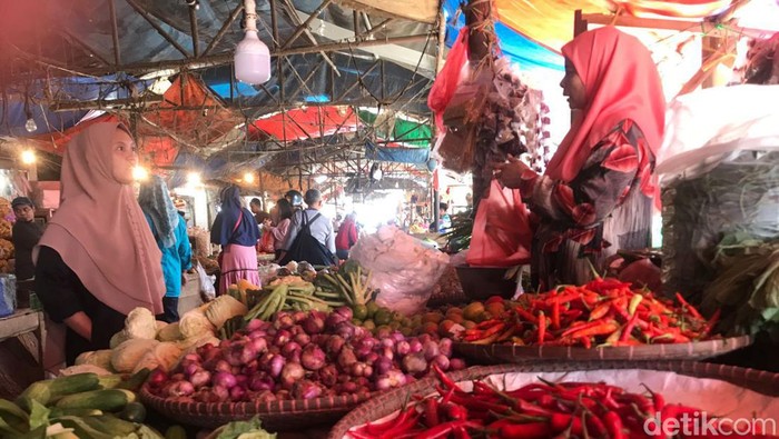 Suasana di Pasar Gudang Kota Sukabumi.