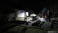 Jika traveler ingin merasakan kemping sesungguhnya dapat memilih yang di lokasi standar. Pengguna mobil atau motor bisa menyewa asal booking jauh-jauh hari dulu ya, biar kebagian tempat.