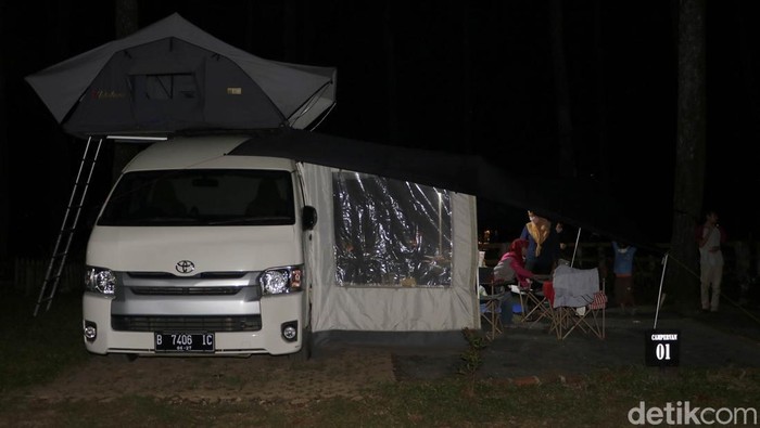 Suasana Malam di Camping Ground Cikole