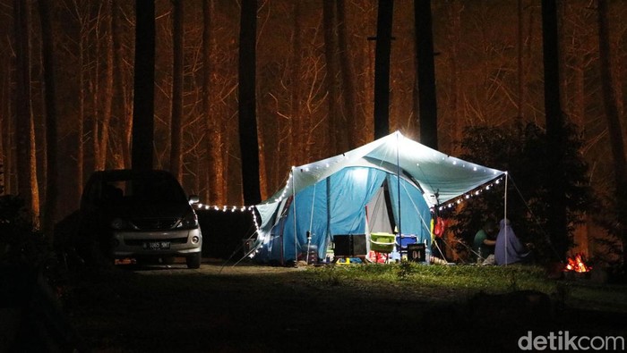 Suasana Malam di Camping Ground Cikole
