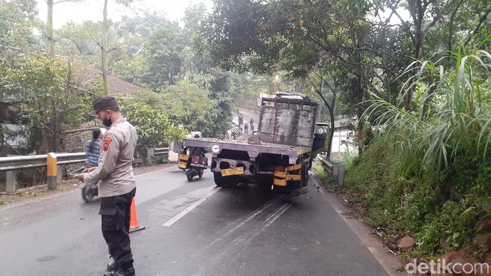 Kondisi di lokasi kecelakaan truk Vs Trans Semarang di Desa Banjarejo, Bajo, Kendal Selasa (5/7/2022)