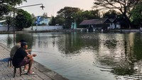 Kegiatan yang juga digemari pengunjung adalah memancing ikan. Namun ada aturan setelah memancing, ikan harus dilepaskan kembali. Foto: Putu Intan/detikcom
