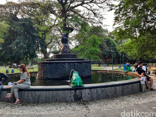 Ada juga pengunjung yang datang untuk sekadar duduk-duduk menikmati suasana sore. Foto: Putu Intan/detikcom Ada juga pengunjung yang datang untuk sekadar duduk-duduk menikmati suasana sore. Foto: Putu Intan/detikcom