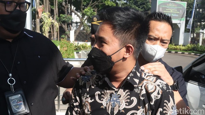 Tersangka kasus Quotex Doni Salmanan saat proses pelimpahan kasus dari Bareskrim ke Kejati Jabar