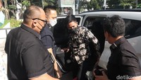 Tersangka kasus Quotex Doni Salmanan dilimpahkan tahap II ke kejaksaan. Doni sendiri hadir saat proses pelimpahan.  