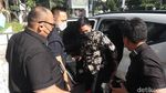 Penampakan Doni Salmanan di Kejati Jabar: Kemeja Batik-Tak Diborgol