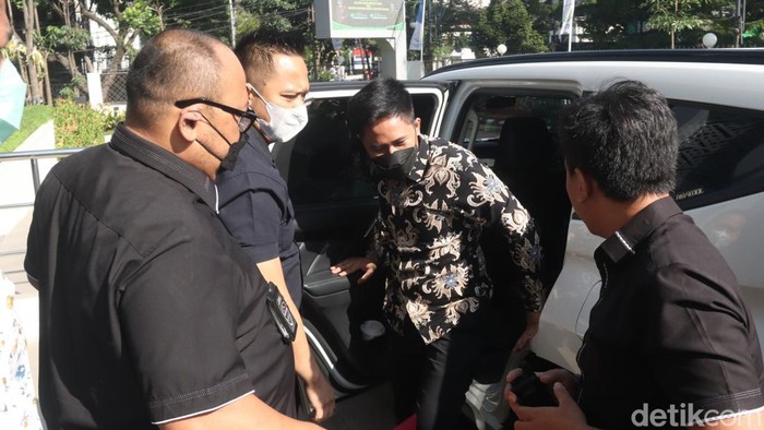 Tersangka kasus Quotex Doni Salmanan saat proses pelimpahan kasus dari Bareskrim ke Kejati Jabar Tersangka kasus Quotex Doni Salmanan saat proses pelimpahan kasus dari Bareskrim ke Kejati Jabar