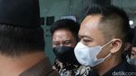 Penampakan Doni Salmanan di Kejati Jabar: Kemeja Batik-Tak Diborgol