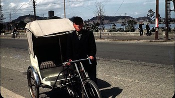 Orang yang menyediakan jasa becak masih umum. Foto: Vintages