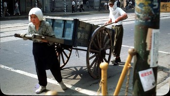 Gerobak masih diandalkan untuk mengangkut barang. Saat itu, Jepang mulai merintis ekonomi sebagai produsen elektronik. Foto: Vintages