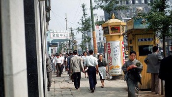 Sebagian penduduk masih gemar memakai pakaian tradisional seperti perempuan di depan. Foto: Vintages