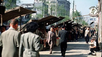 Pakaian bergaya barat mulai banyak dikenakan penduduk Tokyo. Foto: Vintages