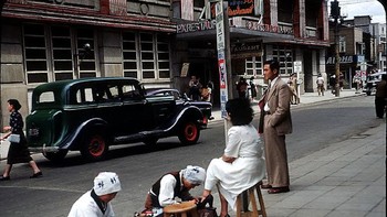 Tokyo tahun 1950-an suasananya seperti ini, di salah satu sudut kotanya. Jepang baru membangun kembali setelah kalah di Perang Dunia Kedua dan dijatuhi bom atom. Foto: Vintages