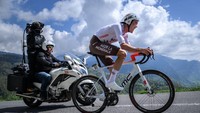 Pebalap tim AG2R Citroen, Ben OConnor memacu sepeda BMC dalam Tour de Romandie, 1 Mei 2022. Ben OConnor menjadi satu dari sekian pebalap yang siap mengintai Pogacar. (Fabrice Cofferini/AFP/Getty Images)