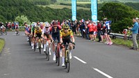 Jonas Vingegaard ditempel ketat oleh Geoghegan Hart, Ben Alexander Oconnor dan Primoz Roglic saat menempuh etape ketiga TDF 2022, di Denmark, Minggu (3/7/2022). Pebalap bakal menempuh jarak lebih dari 3.000 km, dalam tempo 21 hari. (Dario Belingheri/Getty Images)