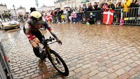 Primoz Roglic dengan sepeda TT Cervelo melahap etape individual time trial pada etape pertama di Kopenhagen, Jumat (1/7/2022). Rekan satu negara Pogacar tersebut tersebut berambisi merebut jersey kuning yang sempat diraih pada TDF 2019. (Stuart Franklin/Getty Images)