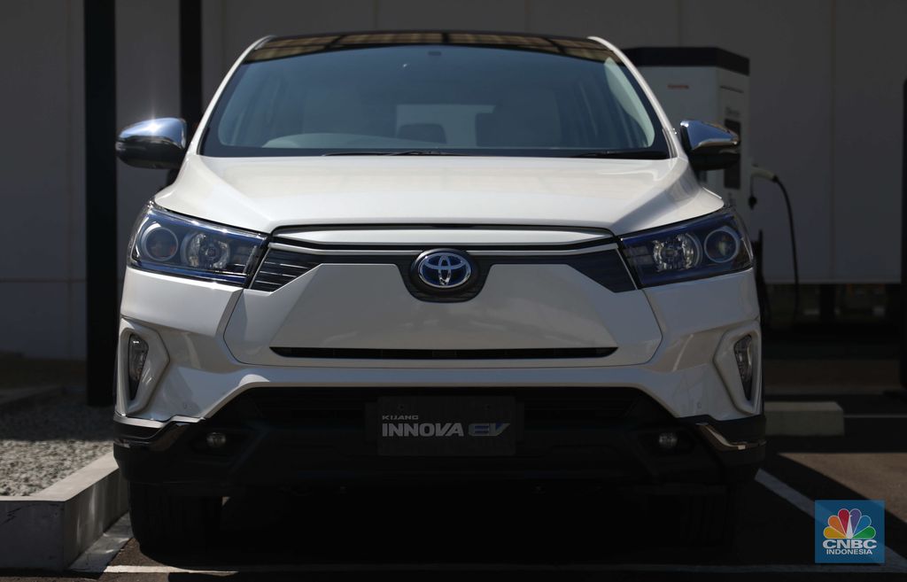 Toyota Innova EV, Selasa (5/7/2022). (CNBC Indonesia/ Muhammad Sabki)