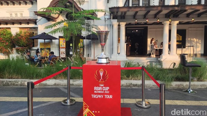 Trofi FIBA Asia Cup dipamerkan di Jakarta.