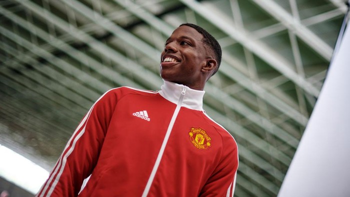 MANCHESTER, ENGLAND - JULY 05: (EXCLUSIVE COVERAGE) Tyrell Malacia of Manchester United poses after signing his contract with the club at Carrington Training Ground on July 05, 2022 in Manchester, England. (Photo by Ash Donelon/Manchester United via Getty Images)