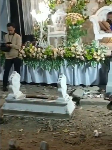 Viral acara pernikahan di kuburan.