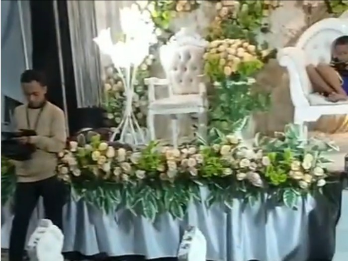 Viral acara pernikahan di kuburan. Viral acara pernikahan di kuburan.