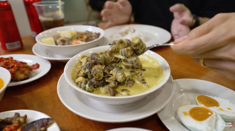 Waduh! Food Vlogger Ternama Ini Kalap Makan 51 Lauk Nasi Padang