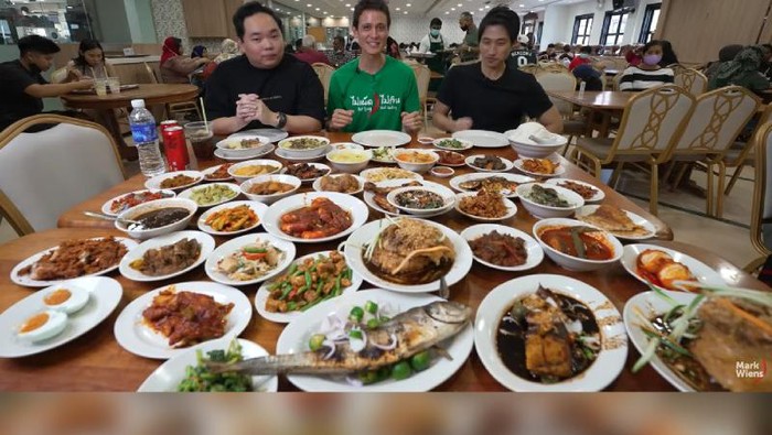 Waduh! Food Vlogger Ternama Ini Kalap Makan 51 Lauk Nasi Padang