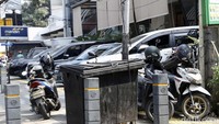 Pedestrian tersebut tidak ramah terhadap pengguna jalan. Sebab, area yang seharusnya diperuntukkan bagi pejalan kaki, malah digunakan untuk lahan parkir sepeda motor bahkan mobil.