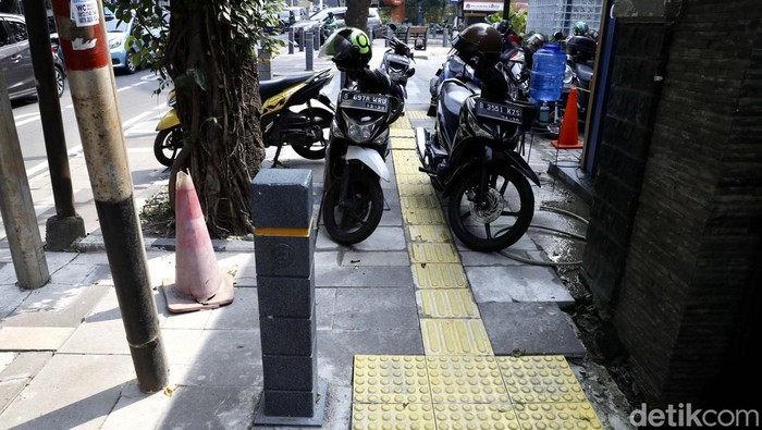 Trotoar di Jalan Senopati, Kebayoran Baru, Jakarta Selatan, sangat memprihatinkan. Trotoar yang seharusnya untuk pejalan kaki itu kini jadi parkir liar.
