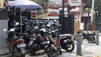 Tampak trotoar dipenuhi sepeda motor, Selasa (5/7/2022).