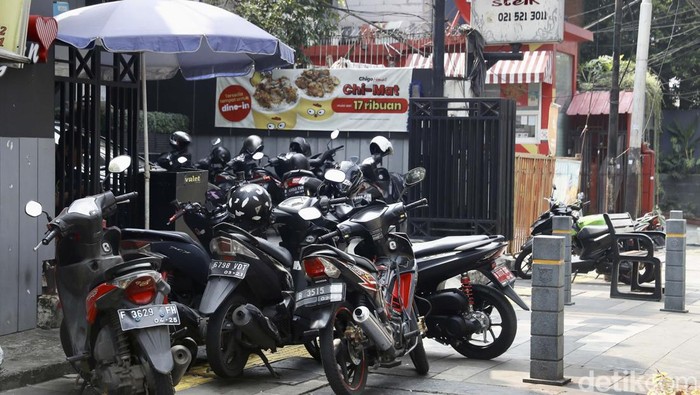 Waduh! Trotoar di Senopati Jadi 'Parkir Liar' Trotoar di Jalan Senopati, Kebayoran Baru, Jakarta Selatan, sangat memprihatinkan. Trotoar yang seharusnya untuk pejalan kaki itu kini jadi parkir liar.