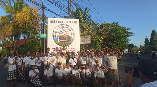 Warga Banjar Adat Betngandang, Desa Adat Intaran, Denpasar, Bali, memasang baliho penolakan terminal LNG di kawasan mangrove, Selasa (5/7/2022).