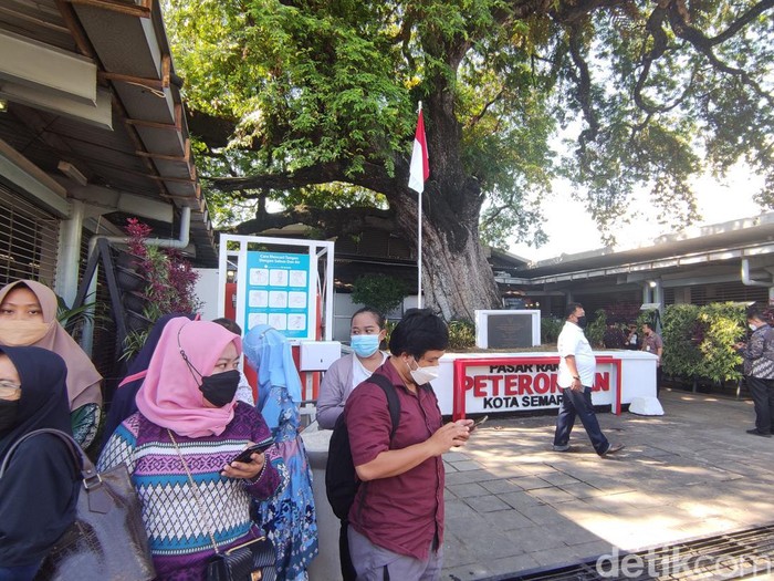 Warga tunggu Jokowi di Pasar Peterongan, Semarang, Selasa (5/7/2022).