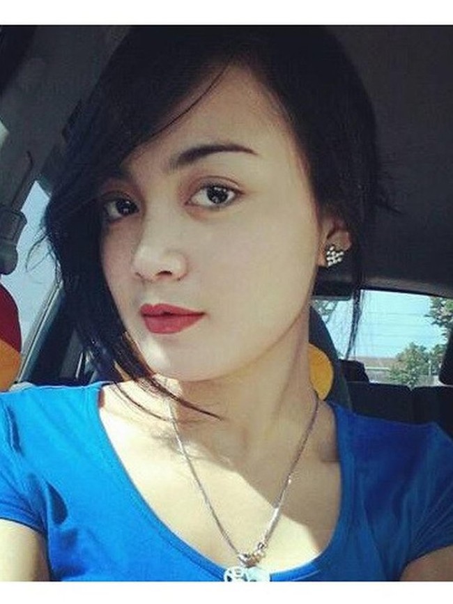 Setelah mengikuti ajang StarDut, Wika melanjutkan kariernya dengan bergabung dalam trio vokal bergenre dangdut modern. Penampilannya masih terlihat sederhana dengan poni samping dan pulasan makeup natural. Foto: Instagram/@wikasalim