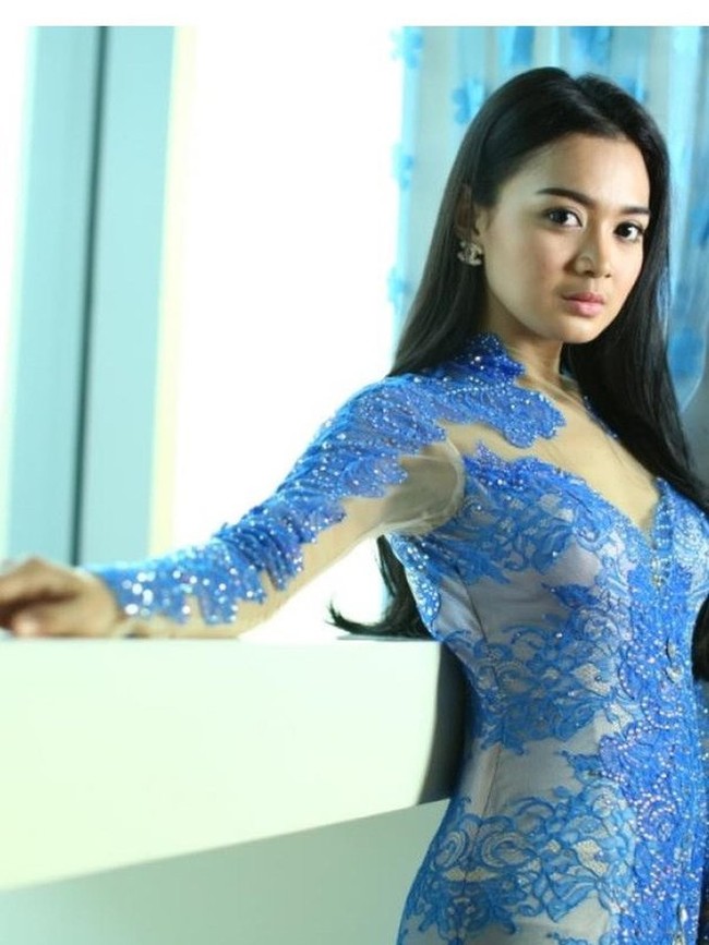 Sebelum terkenal, Wika juga sempat menjadi penyanyi dari panggung ke panggung di acara-acara hajatan. Berbeda dengan saat ini, dulu Wika memiliki rambut yang panjang. Pipinya pun masih terlihat sedikit chubby. Foto: Instagram/@wikasalim