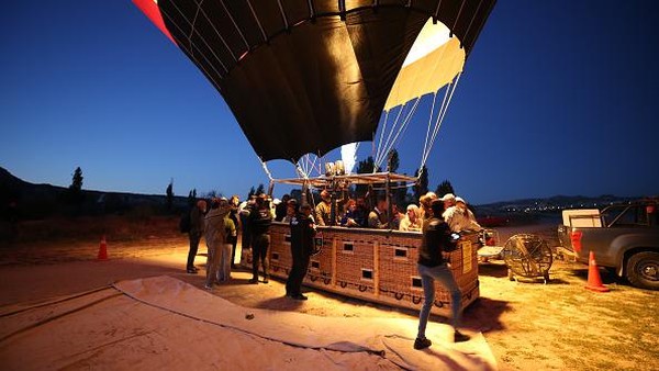 Jumlah itu juga mempengaruhi meningkatnya wisatawan yang terbang dengan balon udara di Cappadocia.  